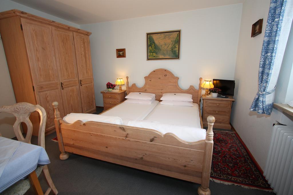 Haus Hollental Hotel Garmisch-Partenkirchen Room photo